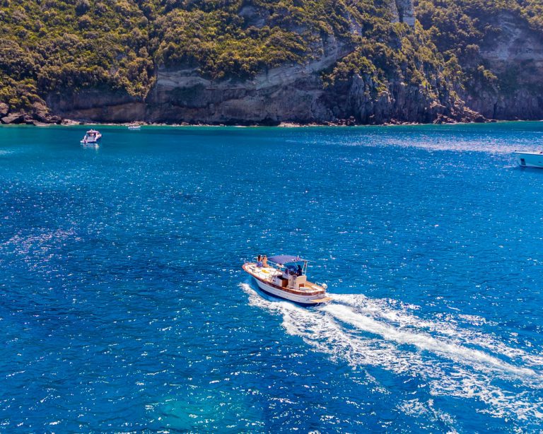 giro dell'isola d'Ischia in barca vicino Forio
